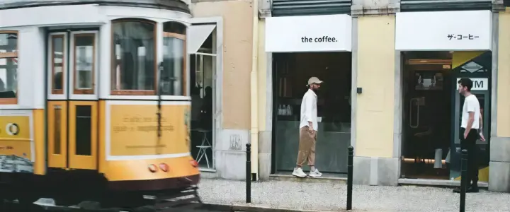 The Coffee: loja física da operação europeia gerida com o Odoo Fachada de uma loja The Coffee em Lisboa, marca de café gerida com software de gestão de franquias Odoo